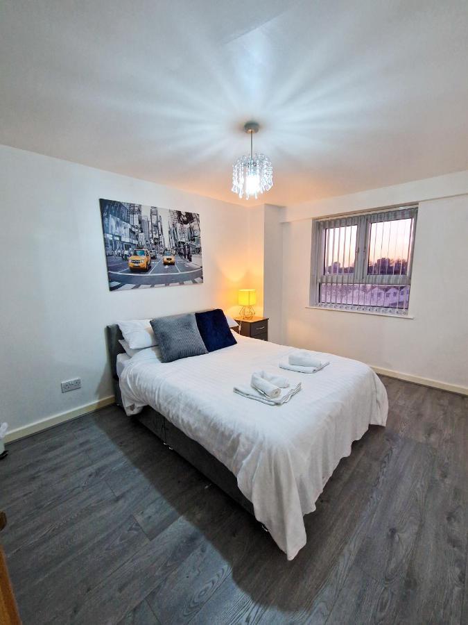 Spacious Apartment For Holiday And Contractor Groups In Salford - Private Parking - By Nmb Serviced Accommodation Manchester Exterior photo