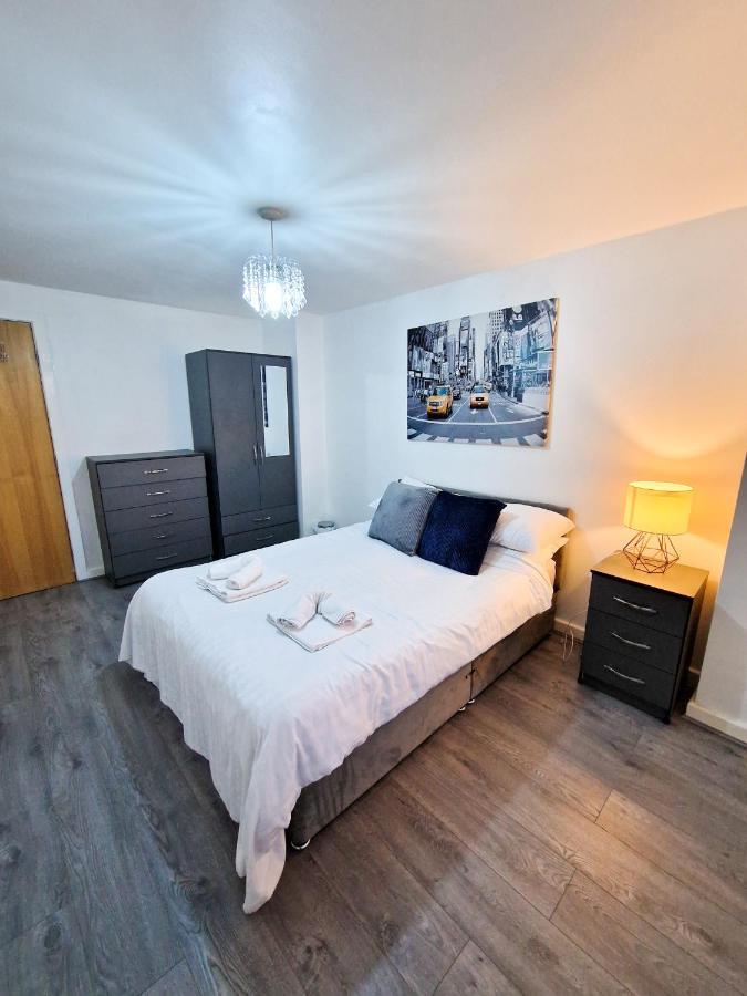Spacious Apartment For Holiday And Contractor Groups In Salford - Private Parking - By Nmb Serviced Accommodation Manchester Exterior photo