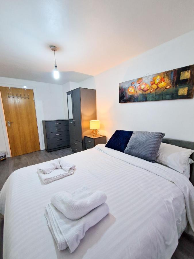 Spacious Apartment For Holiday And Contractor Groups In Salford - Private Parking - By Nmb Serviced Accommodation Manchester Exterior photo