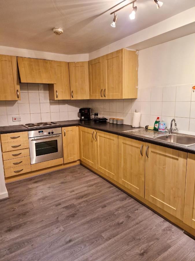 Spacious Apartment For Holiday And Contractor Groups In Salford - Private Parking - By Nmb Serviced Accommodation Manchester Exterior photo
