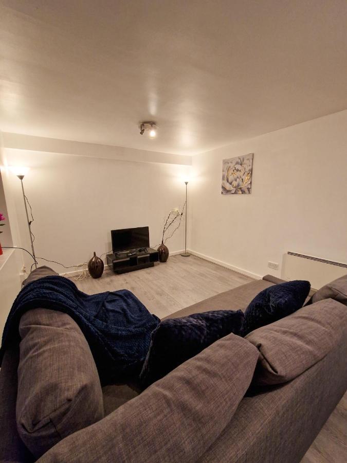Spacious Apartment For Holiday And Contractor Groups In Salford - Private Parking - By Nmb Serviced Accommodation Manchester Exterior photo