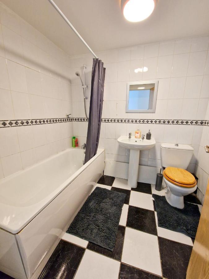 Spacious Apartment For Holiday And Contractor Groups In Salford - Private Parking - By Nmb Serviced Accommodation Manchester Exterior photo