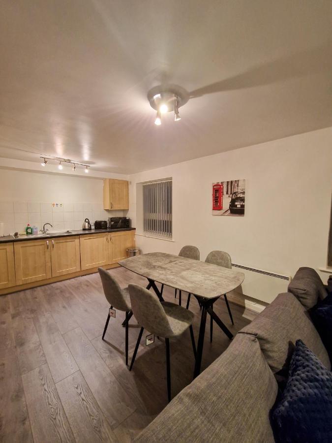 Spacious Apartment For Holiday And Contractor Groups In Salford - Private Parking - By Nmb Serviced Accommodation Manchester Exterior photo
